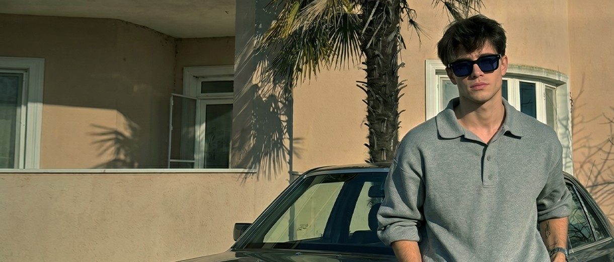 Modelo usando óculos de sol masculino HeyooStyle com lente escura